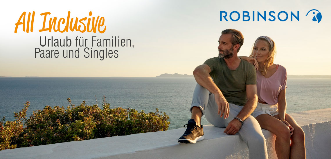 Die Anschrift AllInsklusive für Familien, Paar und Singles  mit der Logo von Robinson in einem Bild von ein Paar sitzt  am Meer Ansicht